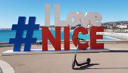 Les trottinettes électriques : élu meilleur moyen pour visiter Nice.